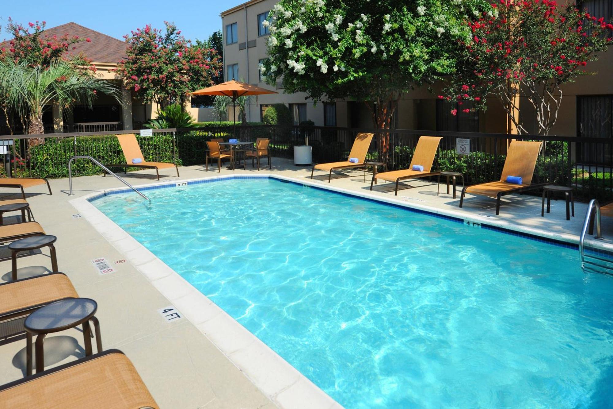 Courtyard By Marriott Houston Hobby Airport Hotel Bagian luar foto