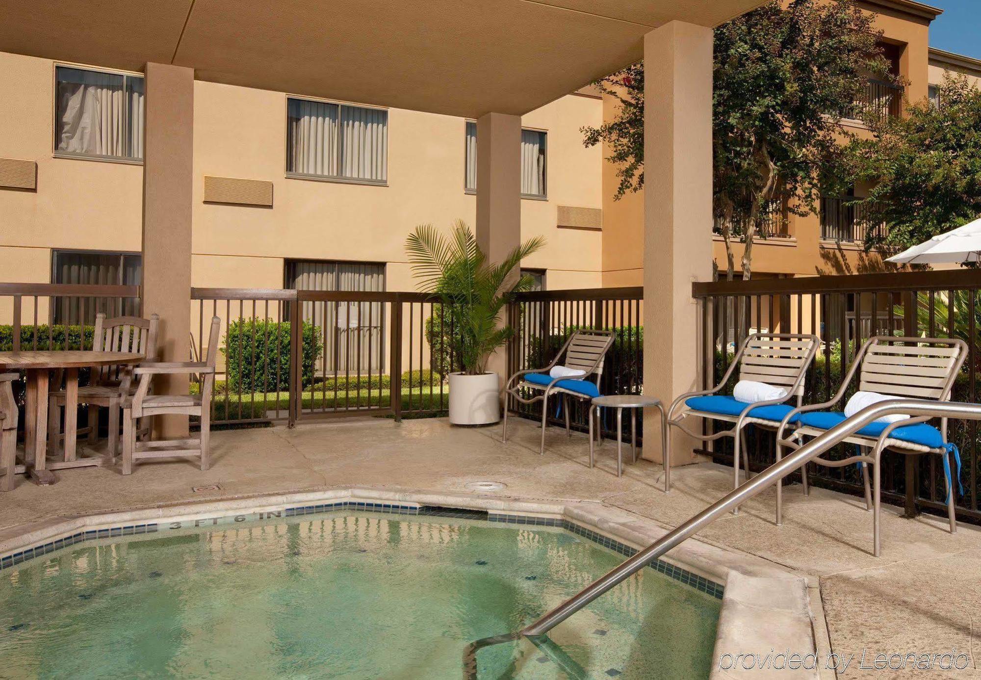 Courtyard By Marriott Houston Hobby Airport Hotel Bagian luar foto