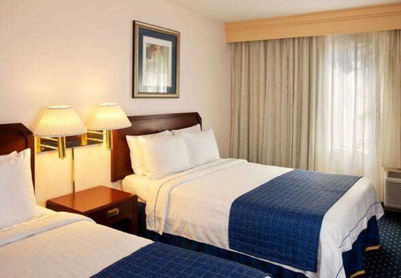 Courtyard By Marriott Houston Hobby Airport Hotel Bagian luar foto